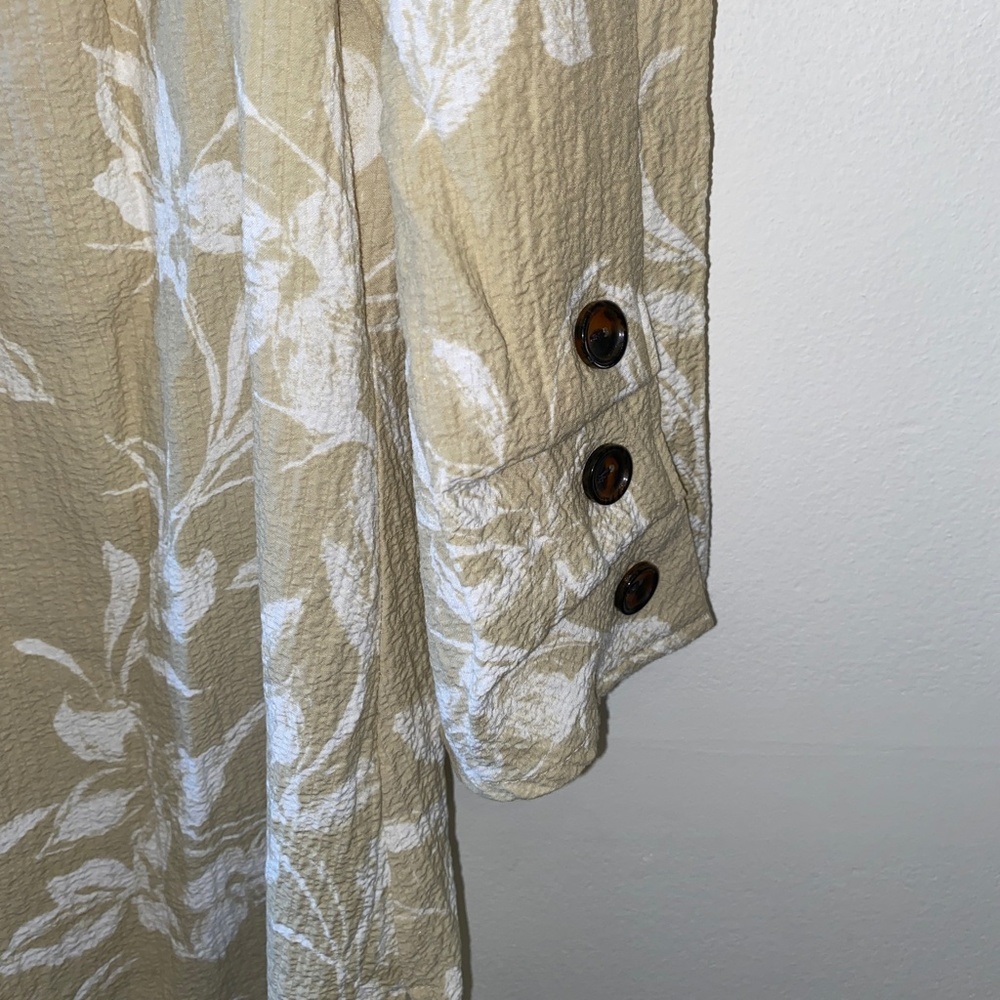 JM Collection Tan with white floral print Tunic Top - Picture 2 of 7